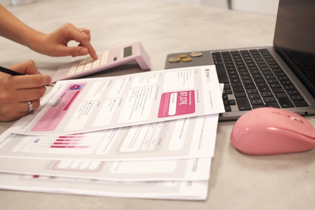 Zakelijk team dat e-facturatie kosten besparen analyseert op computer